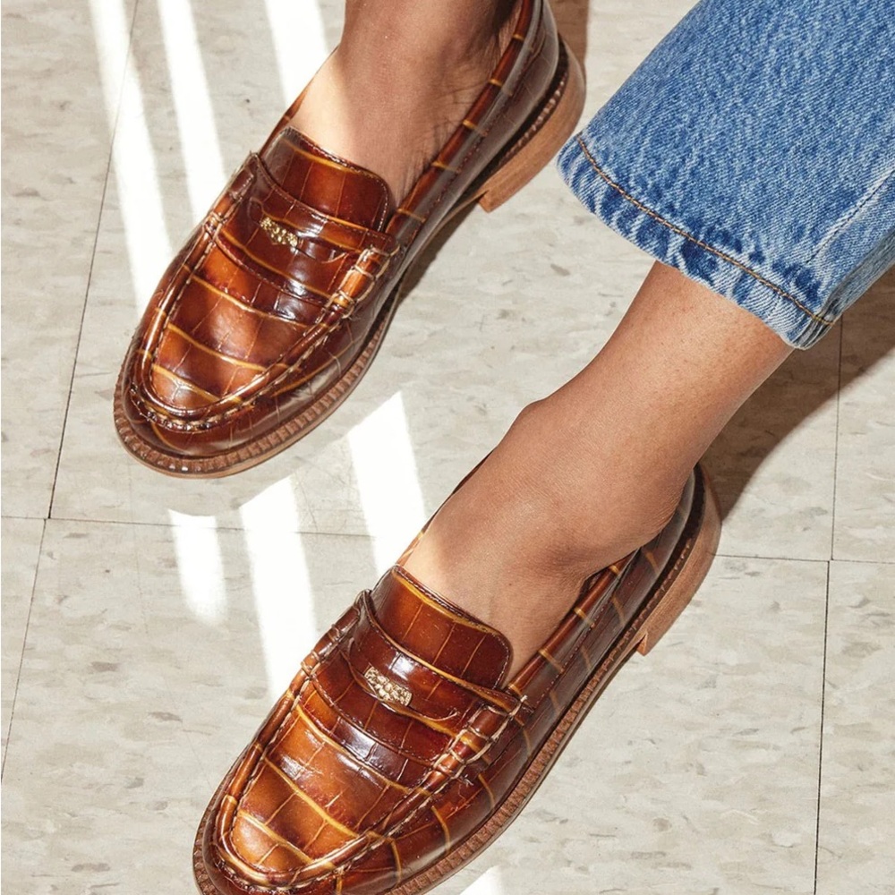 NEW IN BOX 〰️ FREDA SALVADOR elba penny loafer in hickory embossed croc